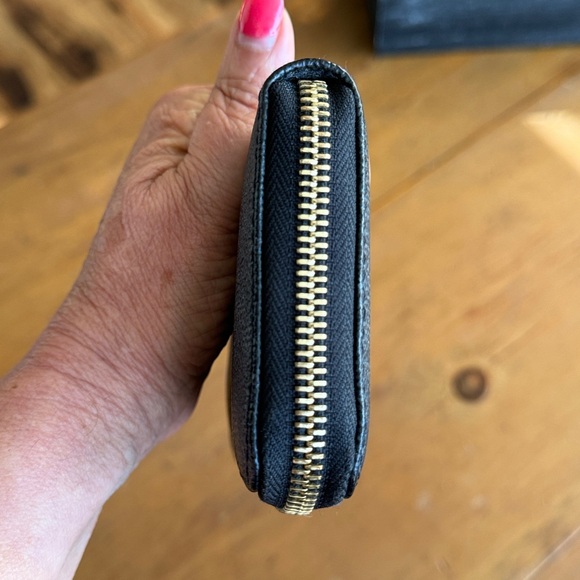 Michael Kors Wristlet Wallet Women. Great condition. Black with dark brown. - Picture 10 of 11